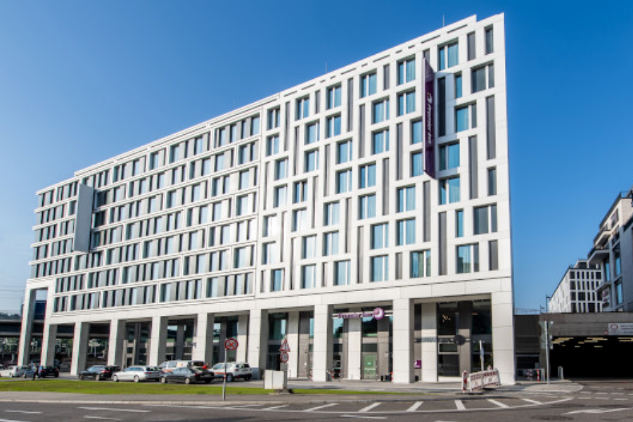 Außenansicht des Doppelhotels in Stuttgart